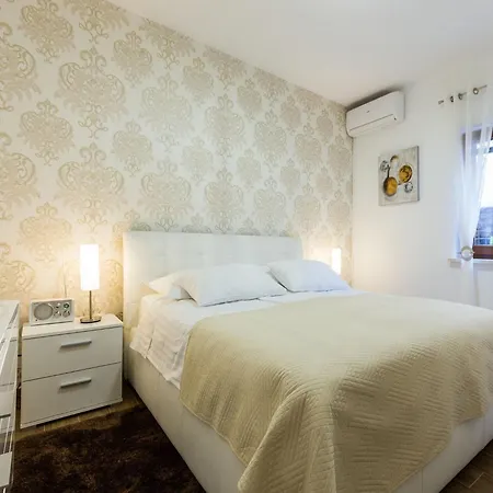 Vila Modern Escape With Private Pool - 4 Bedroom Zadar