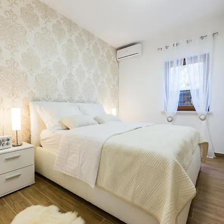 Modern Escape With Private Pool - 4 Bedroom Vila *