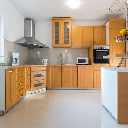 Modern Escape With Private Pool - 4 Bedroom Vila Zadar