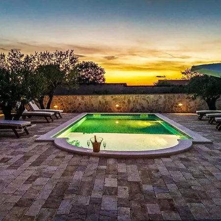 Modern Escape With Private Pool - 4 Bedroom Zadar