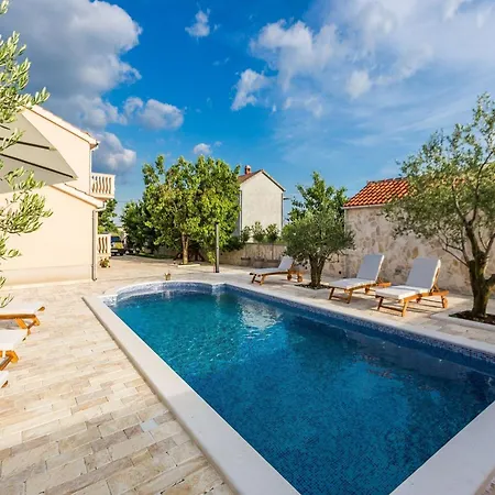 Modern Escape With Private Pool - 4 Bedroom