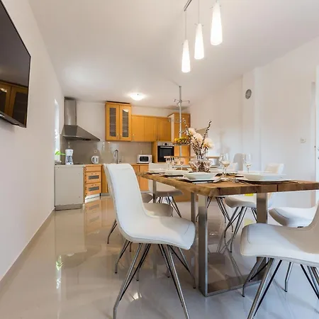 Vila Modern Escape With Private Pool - 4 Bedroom