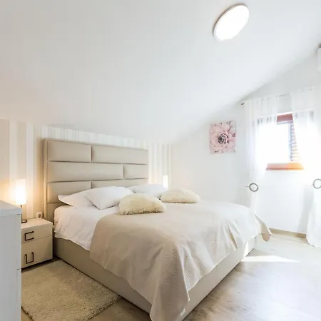 Modern Escape With Private Pool - 4 Bedroom Vila *