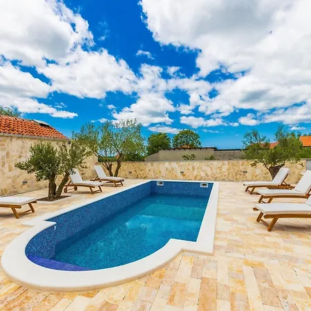 Modern Escape With Private Pool - 4 Bedroom Villa
