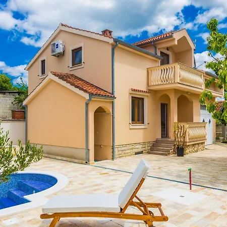 Vila Modern Escape With Private Pool - 4 Bedroom *