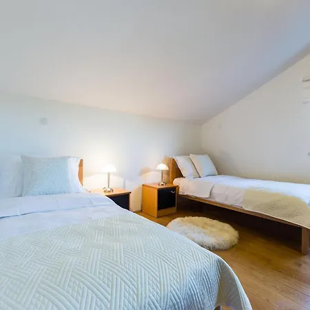 Modern Escape With Private Pool - 4 Bedroom *
