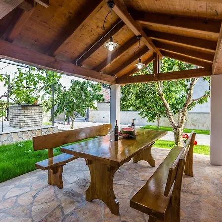 Modern Escape With Private Pool - 4 Bedroom *