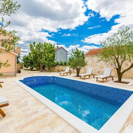 Modern Escape With Private Pool - 4 Bedroom Villa *