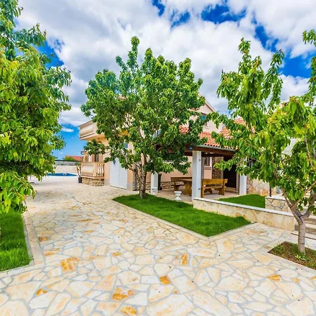 Modern Escape With Private Pool - 4 Bedroom
