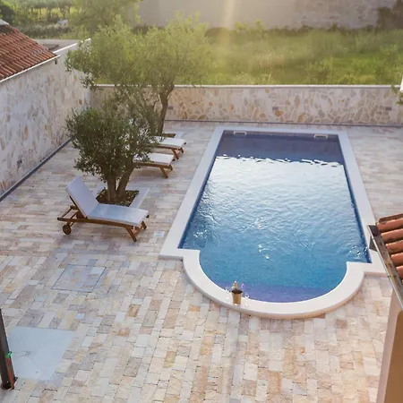 Vila Modern Escape With Private Pool - 4 Bedroom