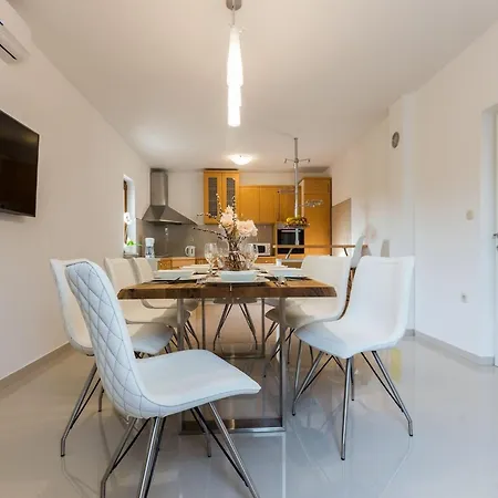 Villa Modern Escape With Private Pool - 4 Bedroom Zadar