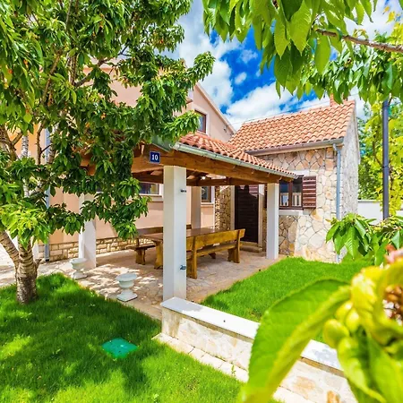 Modern Escape With Private Pool - 4 Bedroom