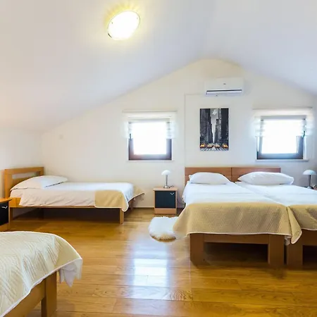 Villa Modern Escape With Private Pool - 4 Bedroom *