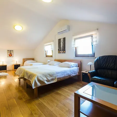 Modern Escape With Private Pool - 4 Bedroom *