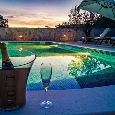 Modern Escape With Private Pool - 4 Bedroom Vila