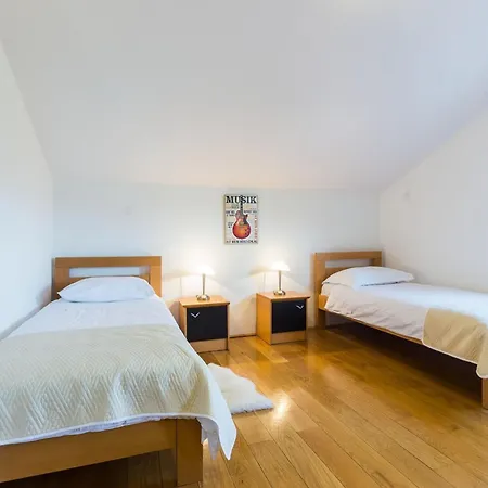 Modern Escape With Private Pool - 4 Bedroom Zadar