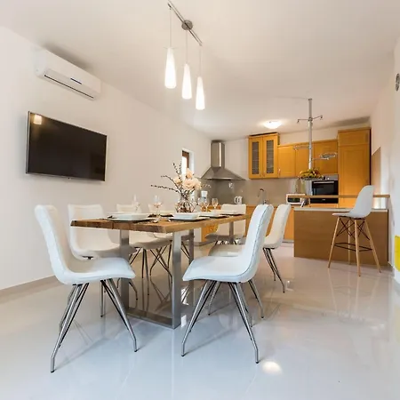Modern Escape With Private Pool - 4 Bedroom Villa
