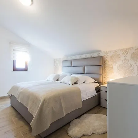 Modern Escape With Private Pool - 4 Bedroom Zadar