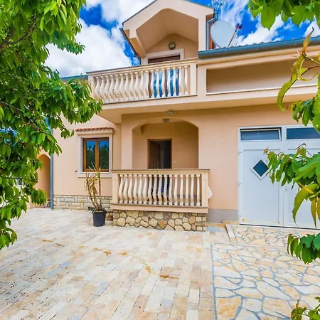 Modern Escape With Private Pool - 4 Bedroom Vila *