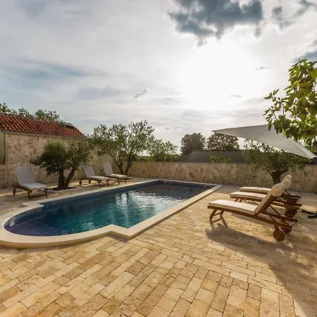 Modern Escape With Private Pool - 4 Bedroom Zadar