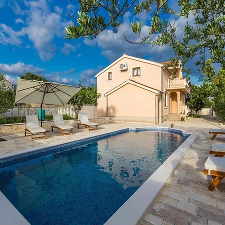 Modern Escape With Private Pool - 4 Bedroom Vila *