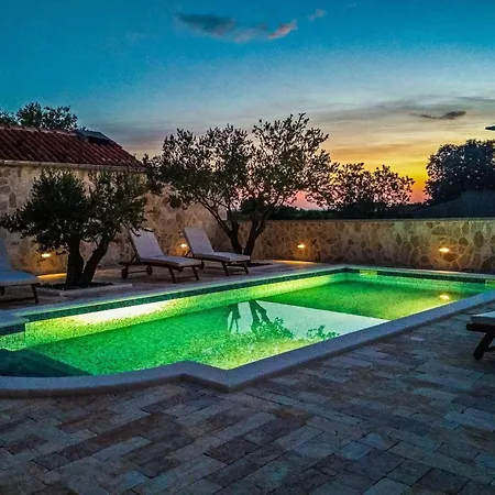 Vila Modern Escape With Private Pool - 4 Bedroom Zadar
