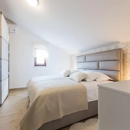 Modern Escape With Private Pool - 4 Bedroom Βίλα *