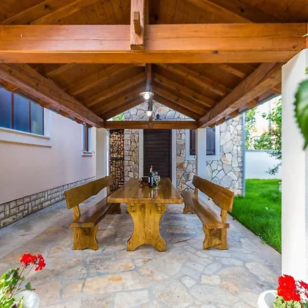 Modern Escape With Private Pool - 4 Bedroom Ζαντάρ