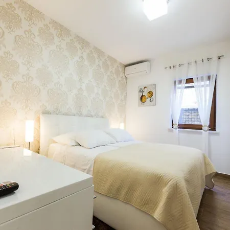 Modern Escape With Private Pool - 4 Bedroom Ζαντάρ