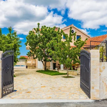 Modern Escape With Private Pool - 4 Bedroom Βίλα Ζαντάρ