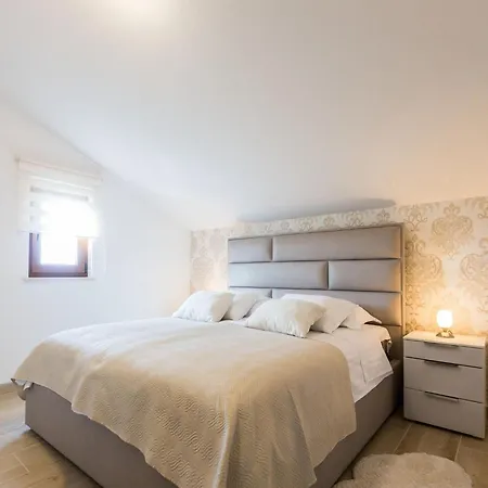 Modern Escape With Private Pool - 4 Bedroom