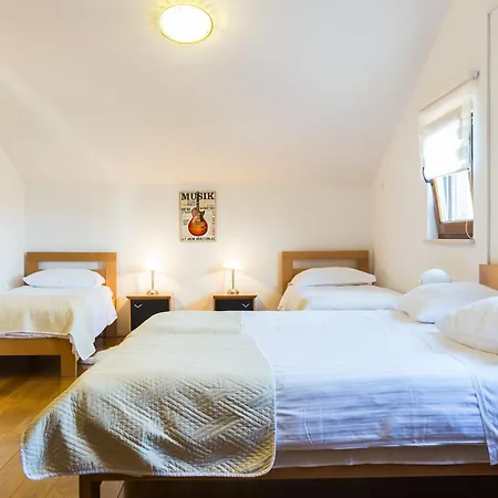 Modern Escape With Private Pool - 4 Bedroom Villa Zadar