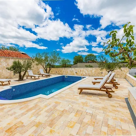 Modern Escape With Private Pool - 4 Bedroom Villa Zadar